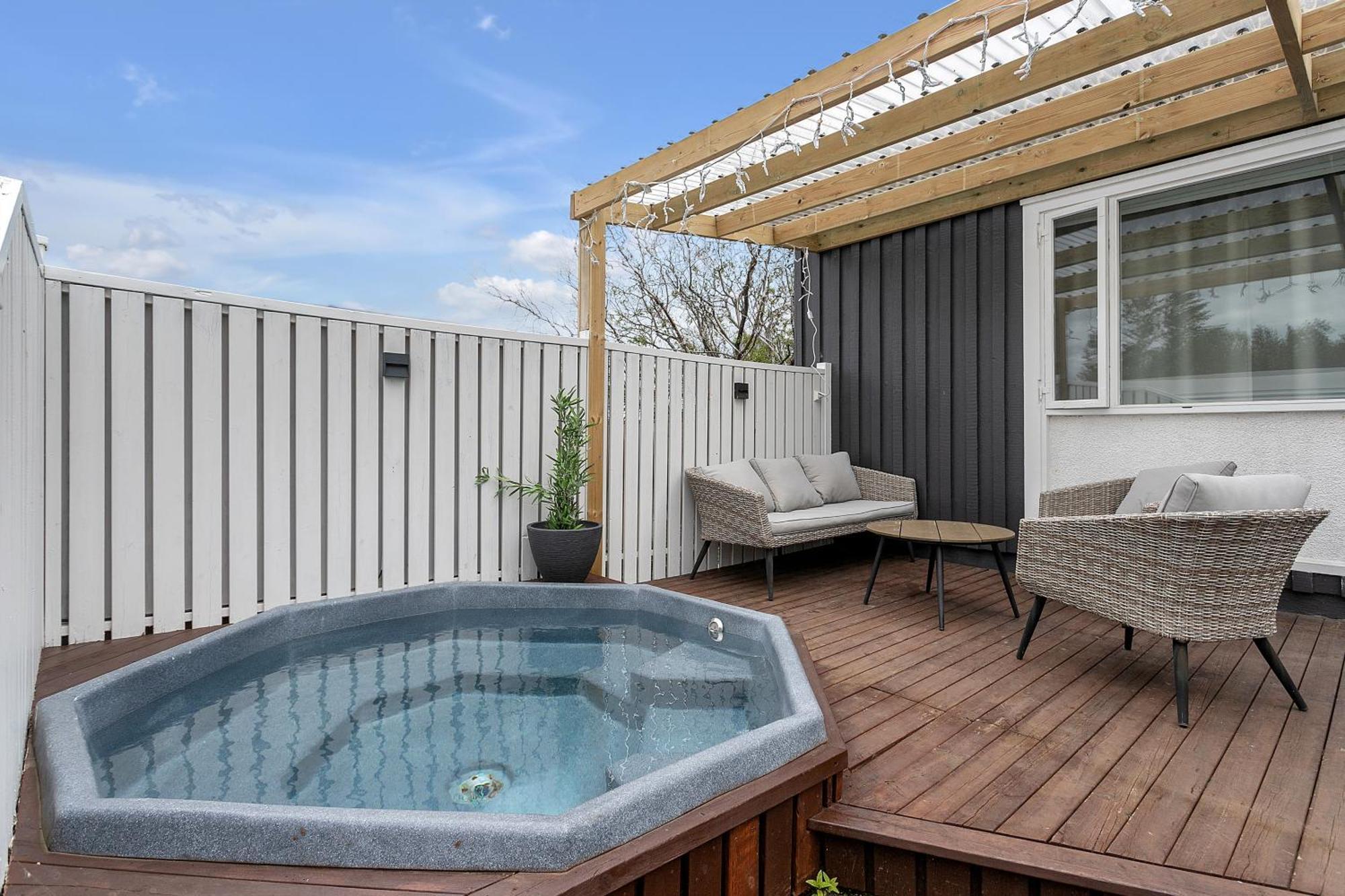House - Villa With Garden And Hot Tub, 2 Min From Reykjavik Garthabaer Екстер'єр фото