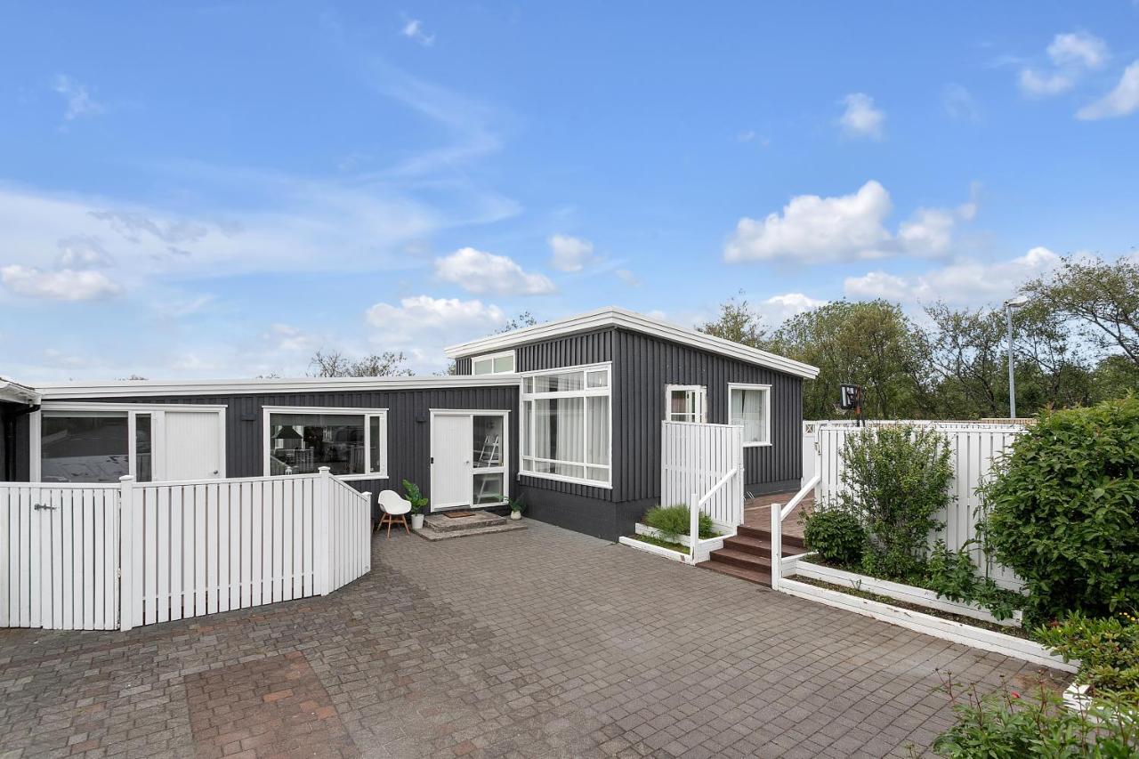 House - Villa With Garden And Hot Tub, 2 Min From Reykjavik Garthabaer Екстер'єр фото