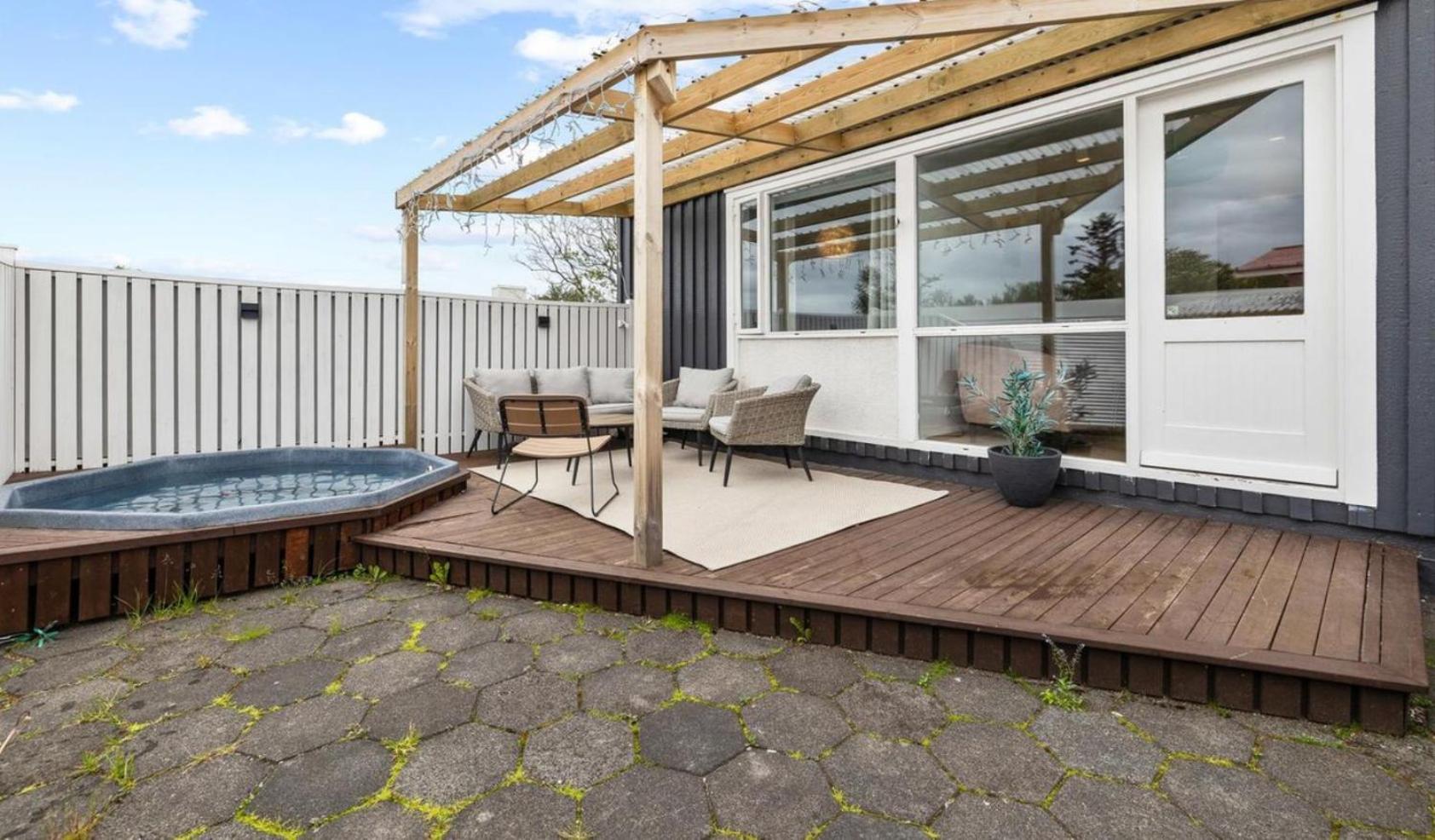 House - Villa With Garden And Hot Tub, 2 Min From Reykjavik Garthabaer Екстер'єр фото